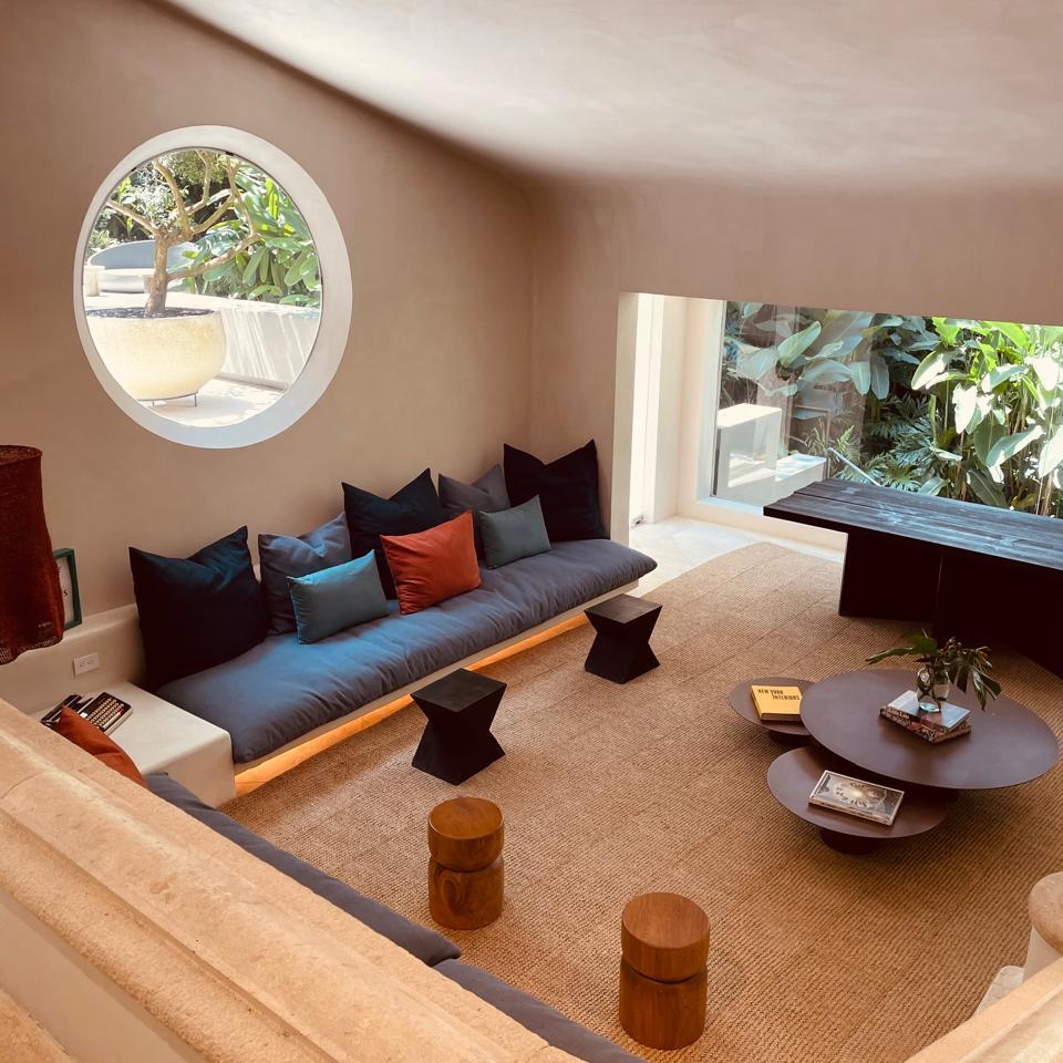Espacio de descanso en Casa Uribe, con sillones bajos, luz natural y diseño minimalista en Medellín