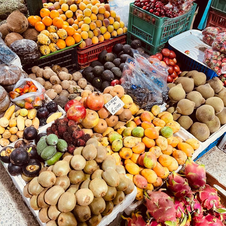 Frutas tropicales como maracuyá, mangostino, naranjilla y pitahaya en un puesto del mercado José María Villa en Medellín