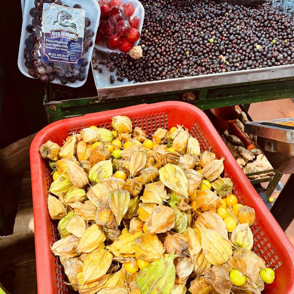 Cajas con uchuvas y otras frutas tropicales en la Plaza Minorista de Medellín, parte del recorrido con Meli Ospina