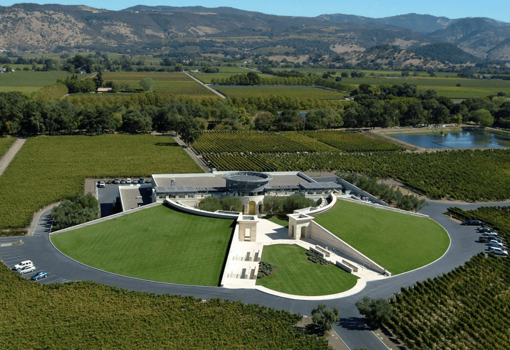 fotos aereas de la bodega Opus One en Napa Valley. Fuente sitio: https://www.johnsonfain.com/