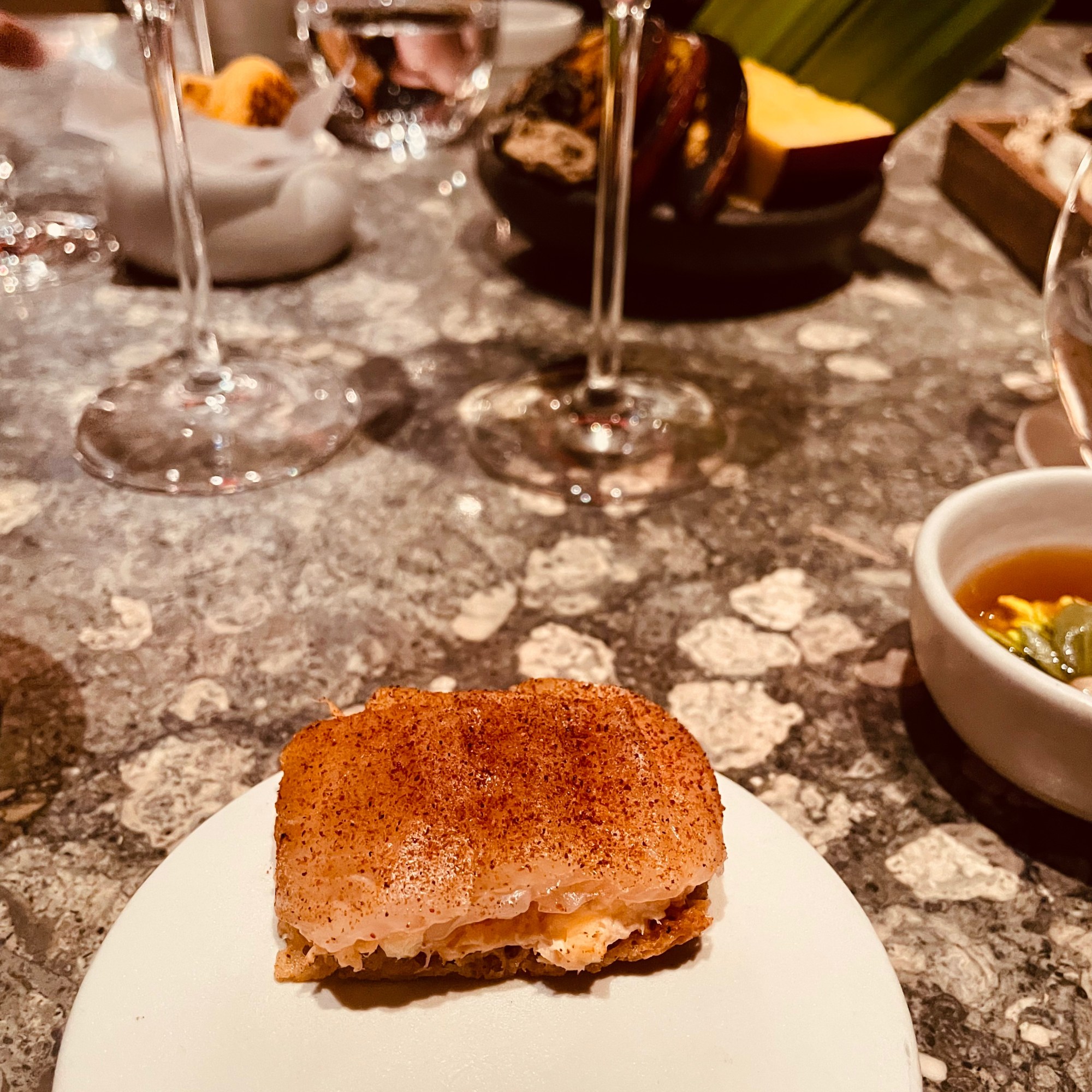 Trucha ahumada con chaupiza y cubio servida en El Chato