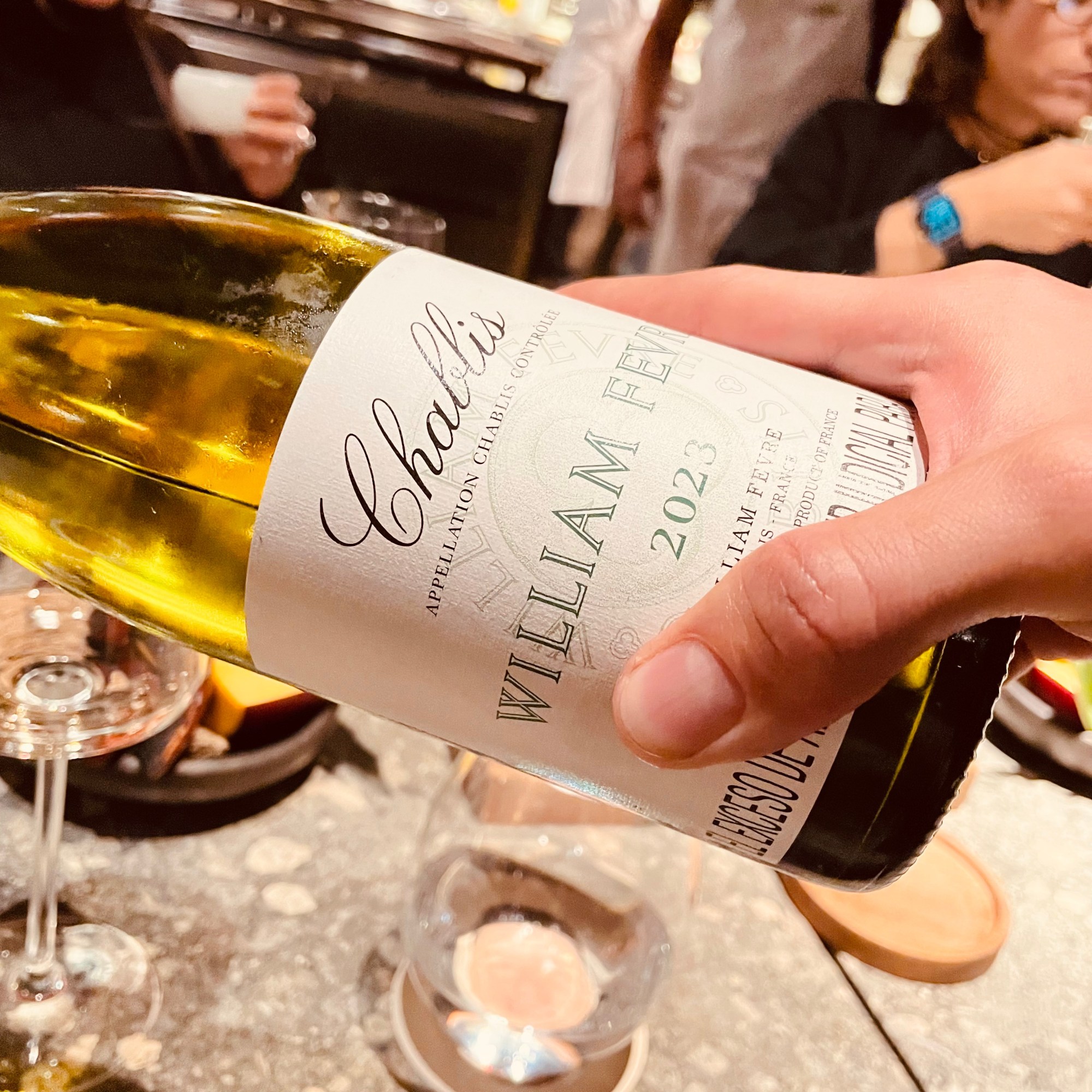 Botella de William Fevre Chablis, vino blanco de Borgoña servido con el plato de pato en El Chato
