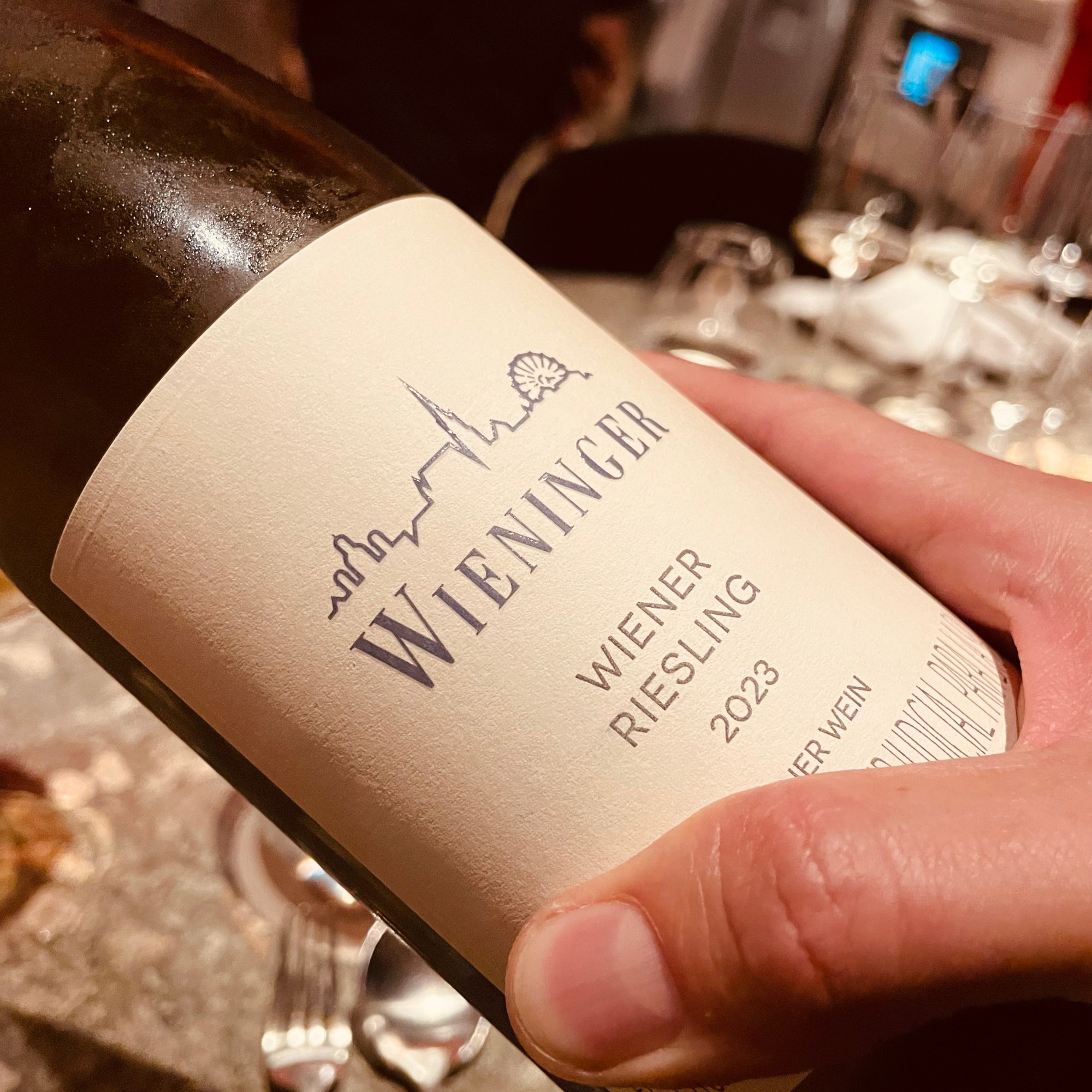Botella de Wieninger Riesling, vino austríaco servido en el maridaje de El Chato