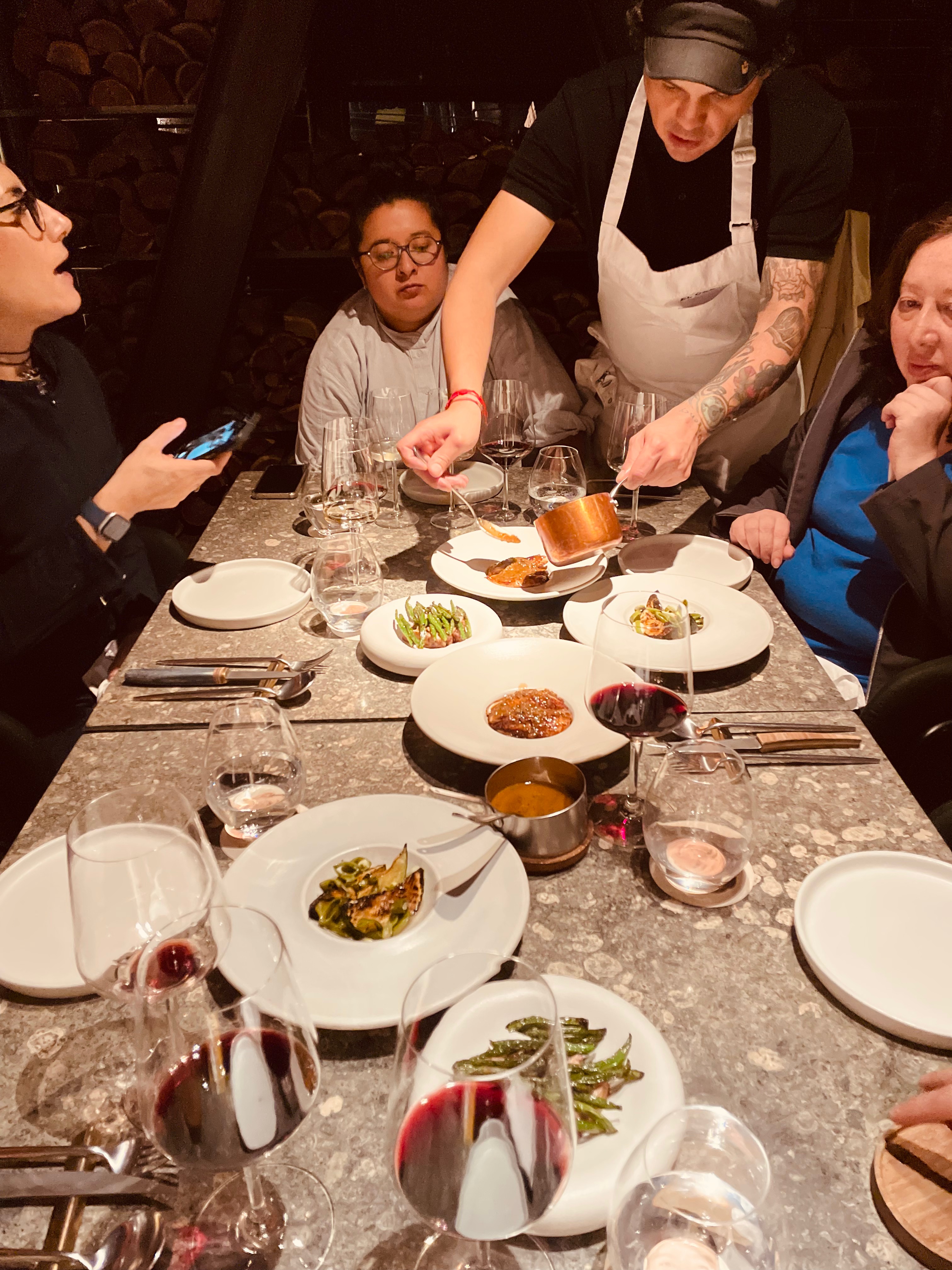 Mesa servida durante el menú degustación en El Chato, Bogotá