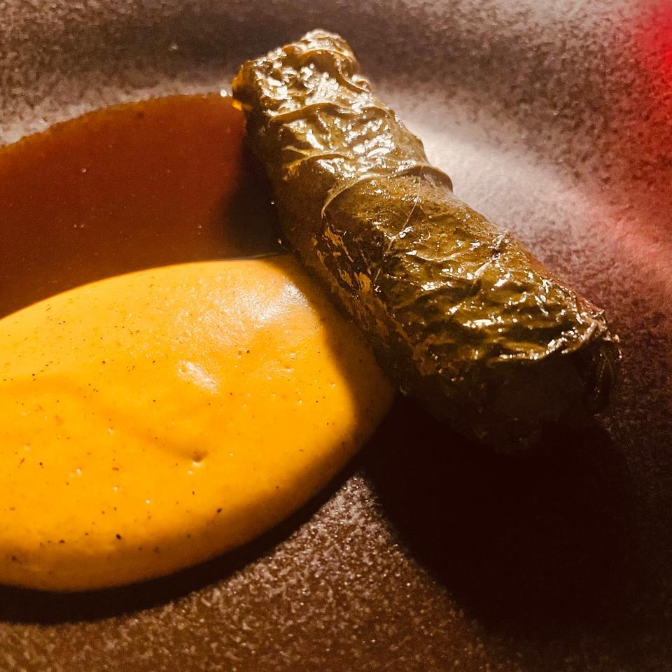 hoja de parra rellena de Gallina con salsa en Manuel Cocina en Barranquilla